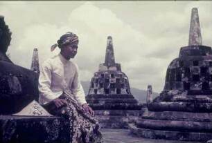 Tempelanlage Borobudur : Reisefotos Indonesien. Java. Tempelanlage Borobudur (750/850). Ansicht mit einheimischer Frau. "Perforierte" Stupas