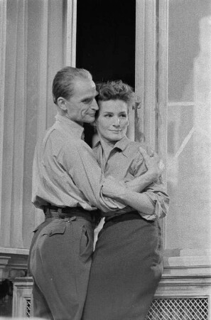 Szenenbilder aus "Die letzte Station" von Erich Maria Remarque. Kammerspiele (Deutsches Theater) Berlin, 17.11.1958 : Mit Inge Keller als Anna Walter, Herwart Grosse als Ross, Margret Homeyer als Grete, Heinz Hinze als Schmid, Wolfram Schaerf als SS-Mann u. a.