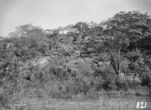 Landschaft bei Mutoko : Blick auf eine Felslandschaft mit Vegetation
