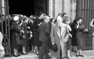 Madrid (Spanien): Gruppen vor der Kirche