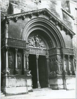 Das Hauptportal der Église St.-Trophime