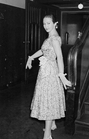 Modeaufnahmen, Frau im eleganten Kleid
