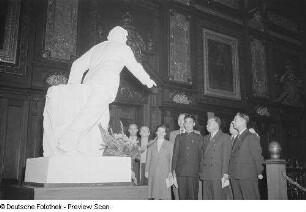 Chinesische Delegierte im Plenarsaal des Reichsgerichtes (heutiges Bundesverwaltungsgericht)