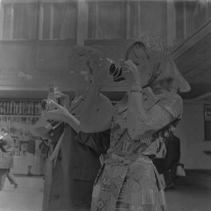 Dresden. Fotografierende Passantinnen an der Wallstraße