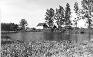 Markersdorf-Deutsch-Paulsdorf. Blick über Mühlteich zur ehem. Mühle