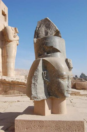 Kopf der Kolossalstaue von Pharao Ramses II. Im Ramesseum-Tempel in Theben-West