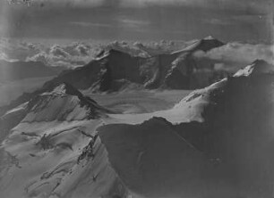 Berner Alpen : Die Berner Alpen mit dem Dreieckhorn und dem Aletschhorn von der Jungfrau aus gesehen