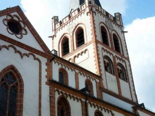 Turm von Nordosten mit Biforien im Mittelgeschoss