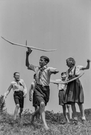 Segelflieger (Pauschwitz??) : Kinder in spielen mit Segelflugzeugen