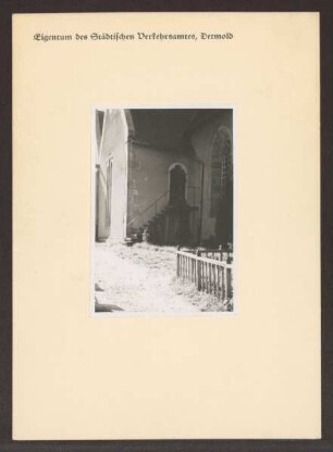 Kirche, Seiteneingang. Heiligenkirchen
