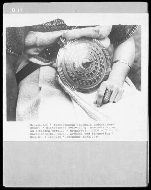 Historischer Schmuck der Bronzezeit: Gürtelscheibe, Armband und Fingerring