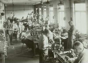 Schöneck/Vogtland. Holzblasinstrumenten- und Saxophonbau : Schöneck/Vogtland. Fabrik für Holzblasinstrumente und Saxophone G. H. Hüller. Blick in den Arbeitssaal