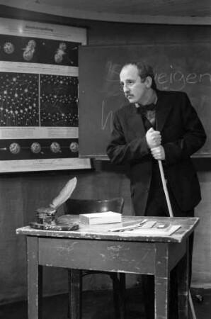 Aufführung des Bühnenstücks "Der Schulmeister" von James Saunders beim Sandkorn-Theater Karlsruhe