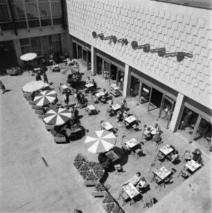 Dresden-Altstadt, Ernst-Thälmann-Straße (heute Wilsdruffer Straße) 24. Gaststätte "Am Zwinger" (1965-1967; G. Müller, G. Gruner). Café "espresso", Terrassenplätze