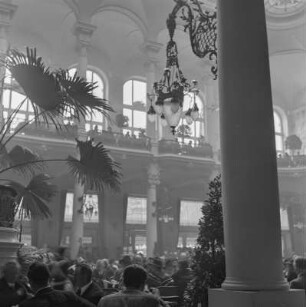 Blick auf die Emporen im Festsaal des Grandhotel Pupp in Karlsbad (Karlovy Vary)