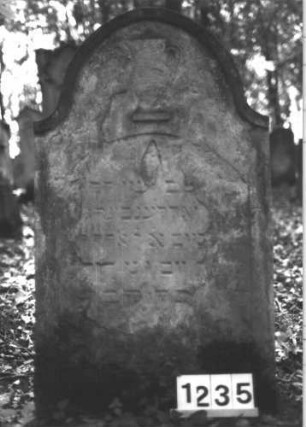 Grabstein 1235 (Index: 99900027) Material: Sandstein Zustand: fast völlig verwittert Maße HxBxT: 120x65x11 cm Beschreibung: Stele mit Konvexbogenabschluss, im Bogenfeld Levitenkanne Symbolik: Levitenkanne: Grabstein 1235