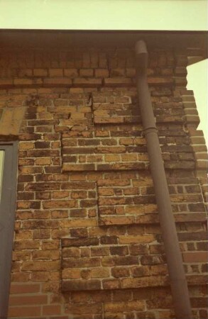 Gut: Lübecker Straße 6: ehemaliger Wirtschaftshof: Verwalterhaus: Detailaufnahme: Gebäudeecke