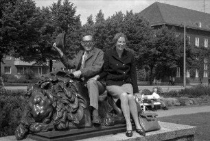 Lübeck: Rudi und Lotti auf Löwen, Holstenanlage