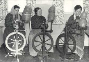 Spinnabend in Klein Partwitz : Ort: Bjezdowy / Klein Partwitz. Frauen beim Spinnabend