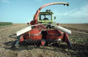 Fotografie: Futtererntetechnik, Scheibenradfeldhäcksler, Feldhäcksler angebaut, Maissilage, Maisvorsatz, Rückfahreinrichtung