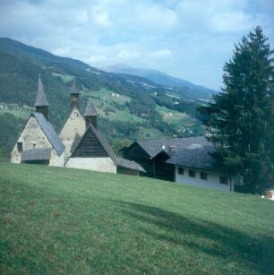 Bad Dreikirchen. Blick auf die drei zusammenhängend gebauten Kirchen
