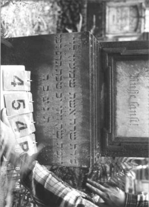 Grabstein 454 (Index: 99787732) Material: Sandstein und Marmor Zustand: zerbrochen und repariert, Texttafel, Aufsatz fehlt, zerbrochen, sehr stark verwittert im oberen Teil, kein Textverlust Maße HxBxT: 168x49x17 cm: Grabstein 454B