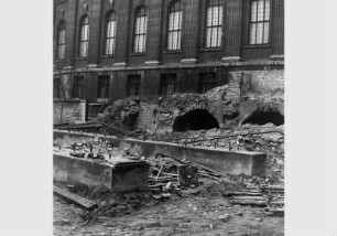 Blick auf das zerstörte Kellergeschoß des Neuen Museums