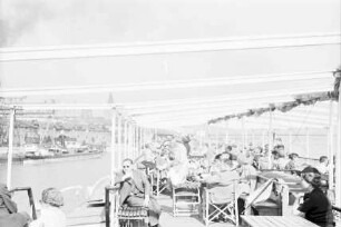 Wien, Österreich: Abfahrt, Vordergrund Schiffsdeck