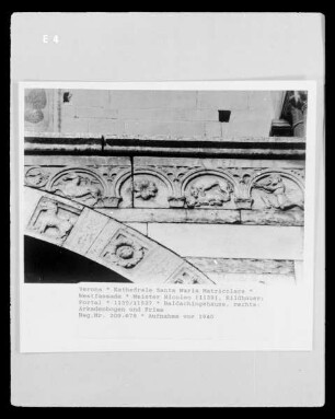 Hauptportal mit zweigeschossiger Vorhalle — Jagdszenen