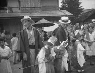 Tempelfest (O-matsuri) : Jungen in traditioneller Festkleidung und andere Besucher zum Tempelfest (O-matsuri), vielleicht dem Yamabiki Matsuri im August