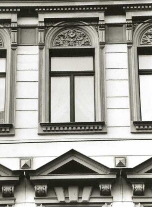 Dresden-Neustadt, Bautzner Straße 65. Wohnhaus mit Laden (um 1885). Fenster (2. Obergeschoß)