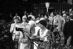 33. Tagung 1983 Chemiker; Maikäferrede hält Adolf Butenandt: Adolf Butenandt und Gräfin Sonja Bernadotte mit Maikäfer, dahinter Graf Lennart Bernadotte, rechts Walter Gilbert