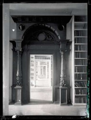 Schloß innen; Renaissance-Portal
