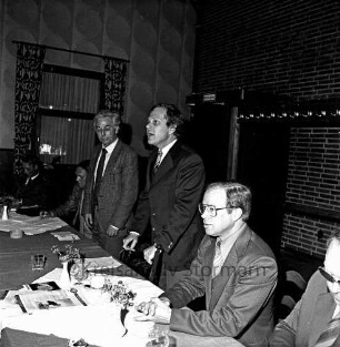 Kreisjägerschaft Stormarn e.V.: Rohlfshagen/Kupfermühle: Gastwirtschaft "Kupfermühle": Saal: Podium mit Gremienmitgliedern: Kreisjägerschaftsvorsitzender Hans Bünning, Bargteheide, stellvertretender Vorsitzender Richter, Schatzmeister Hans-Heinrich Kock