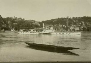 Loschwitz mit Gaststätte "Luisenhof" und Schwebeseilbahn. Blick über die Elbe mit Personen-Seitenraddampfer "Bodenbach" : Dresden. Loschwitz mit Gaststätte "Luisenhof" und Schwebeseilbahn. Blick über die Elbe mit Personen-Seitenraddampfer "Bodenbach" (1896, Werft Blasewitz)