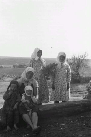 Zweiter Weltkrieg. Zur Einquartierung. Sowjetunion. Frau mit zwei kleinen Kindern und zwei jungen Mädchen