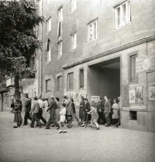 Berlin. Hausgemeinschaft Prenzlauer Allee 86. Auf dem Weg zum Wahllokal anläßlich der Volksbefragung gegen die Remilitarisierung