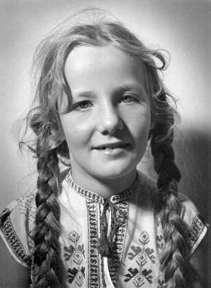 Kinderbilder. Porträt eines Mädchens mit Zöpfen, aufgenommen in Bayreuth