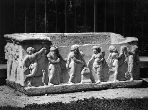 Attischer Sarkophag. Marmor; 79 x 197 X 88 cm (160/190). Athen, Tempel des Hephaistos (Hephaisteion) (hinter dem Tempel)