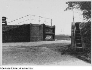 Butjadingen (Nordsee), Straßendurchlaß durch Deich
