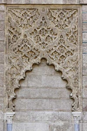 Reliefierte Fassadenzone — Blendarkade mit Sebka und Moreskenornamentik
