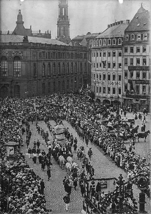 Dresden. Sachsenfestzug 1914 : Dresden, Neumarkt, Sachsenfestzug 1914. Festzugswagen "Klettern und Skilaufen in Sachsen" mit Ochsengespann, Blaskapelle und Schaulustigen auf dem Neumarkt