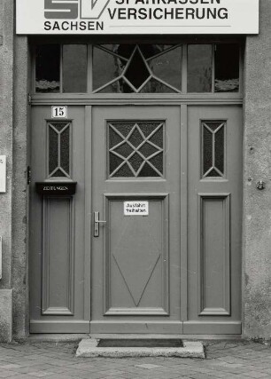 Neustadt in Sachsen, Wohnhaus mit Laden : Neustadt in Sachsen. Wohnhaus mit Laden, Bahnhofstraße 15, (um 1920). Haustür