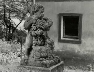 Putten mit Lamm und Blüten