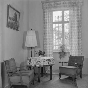 Innenraum mit Sesseln : Oberlausitz. Raumaufnahme aus einem Gebäude