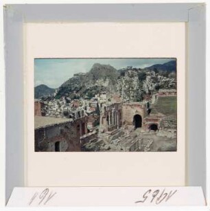 Taormina: Theater, Bühnengebäude und Altstadt (Foto 1965)