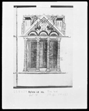Evangeliar — Kanontafel mit Architektur und drei Evangelistensymbolen, Folio 4recto