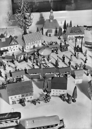 Spielwarenindustrie, Erzgebirge, Holzspielzeug, um 1910. "Jahrmarkt in Seiffen"