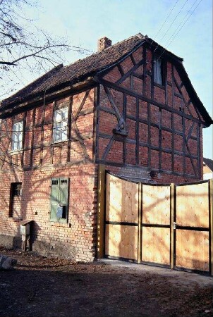 Bauernhaus, Fachwerk mit Backsteinen ausgefacht, ein alter Fensterladen, Hoftor