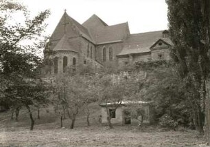 Nienburg (Saale). Schloßkirche, ehemalige Klosterkirche. Ansicht von Osten vom Saaleufer aus